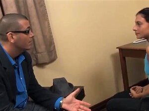 Un vieux mec chaud baise un ange brun français, une mignonne sexy en