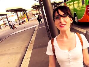 Une étudiante allemande mignonne se fait baiser en public par EroCom