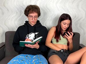 Demi-sœur regardant du porno et se branlant à côté de son