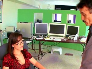 Secrétaire nymphomane labourée au bureau