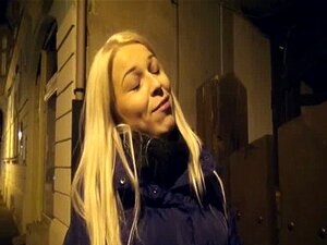 Une masseuse tchèque sexy baise dans son studio