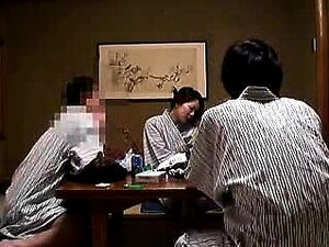 Une femme au foyer japonaise lubrique a deux mecs en chaleur qui la