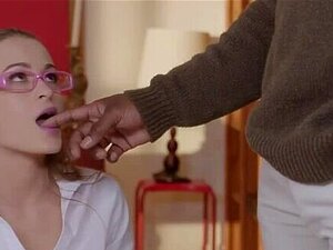 BABES - La jeune écolière innocente Kaci Lynnget remplie par un gros