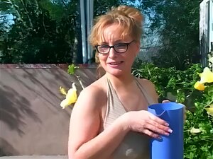 Regardez l'étudiant vouloir baiser plus fort son prof cougar