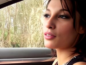 La brune française skanky Nikita suce l'inconnu. La brune française