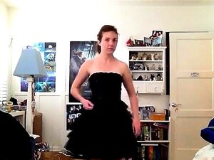 Masturbation avec strip-tease solo, fille amateur dans un buisson
