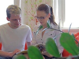 Une étudiante sexy se fait baiser après des préliminaires lents.