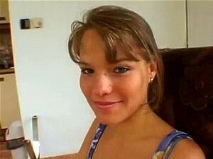 J'ai bandé et éjaculé sur le visage d'une nouvelle bombe