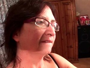 Mature avec des lunettes prenant une bite dure pour un coup