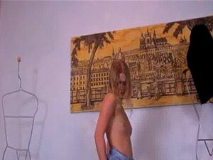 Profite de cette chatte de modèle croate avec un gode