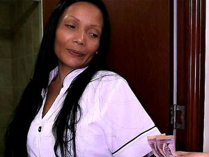 Grosse latina mature nettoie puis baisée