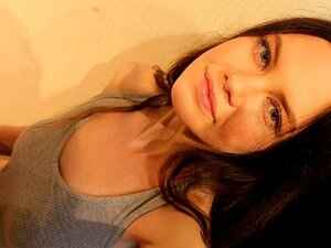 Les mignonnes Amanda Clarke et Tina Grey avalent du sperme après un