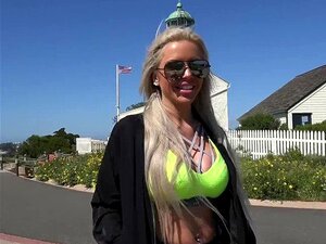 La MILF chaude et plantureuse Nina Elle suce une grosse bite lors