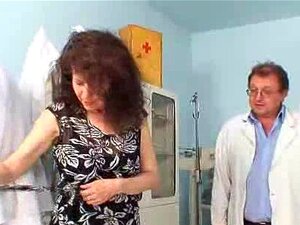 Chatte non rasée extrême Karla visite un doc