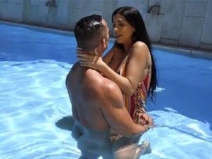 Romance de vacances torride au bord de la piscine