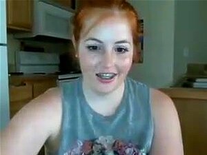 Spectacle de rousse pulpeuse avec ses seins fermes, elle a une