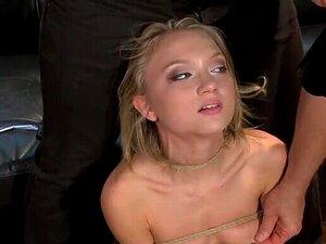Une bombe en hogtie se fait boucher le cul