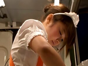 Une serveuse asiatique jouit en servant