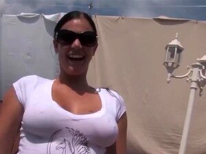 Regarde du porno à trois voies - T-Shirt mouillé à l'orgie au bord