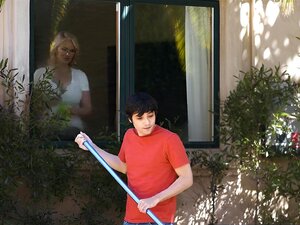 Plongez dans le plaisir voyeuristique alors qu'un audacieux homme