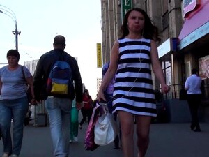 Belle fille russe aux longues jambes sexy voyeur sous la jupe