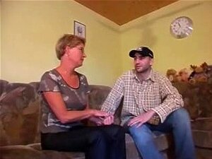 Mature percée en lunettes baisée