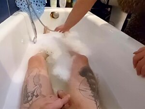 belle-mère me lave dans la salle de bain et branle ma bite