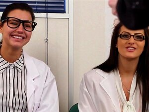 Des infirmières voyeuses britanniques regardent un patient tirer