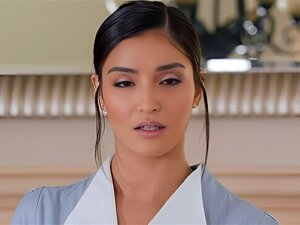 La sexy et sombre latino India Summer se masturbe sa chatte juteuse