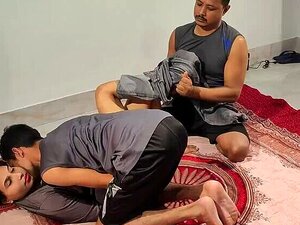 Deux mecs baisent une fille dans un gangbang, sexe indien
