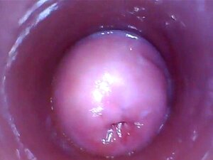 Une nana tchèque coquine ouvre sa chatte serrée à l'étrange. Une