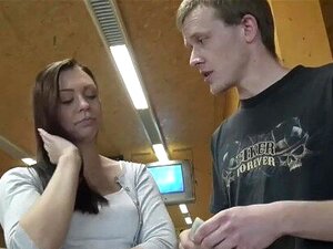 HUNT4K. Une jolie fille baisée pour de l'argent devant son copain et