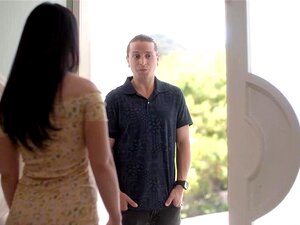 Une MILF brune à gros seins veut que son voisin la baise fort. La