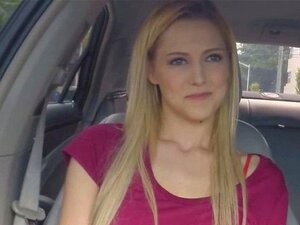 La blonde Mila Evans s'est fait baiser dur sur la banquette arrière