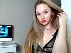 Petite blonde nue Alana avec des petits seins