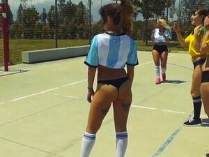 Action sexuelle hardcore sur le terrain de football avec des bombes.