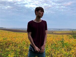 UN MEC CHAUD ET FRAIS SE BRANLE EN PLEIN AIR / 23 cm - TAILLE D'UNE