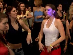 Fesses en club baisées par une danseuse de strip-tease