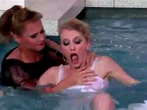 La mariée se fait arracher la robe dans la piscine