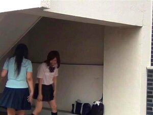 PISS JAPAN TV - Des Asiatiques laissent des flaques d'urine à la