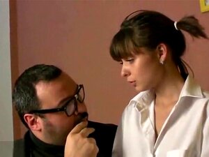 Petite coquine aux cheveux courts se fait baiser par un vieux mec bien