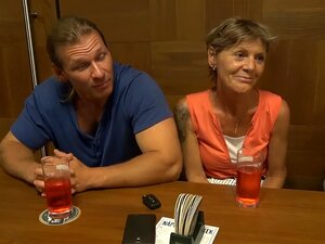 Une Grand-belle-mère Époustouflante Qui Suce De La Viande D'Homme
