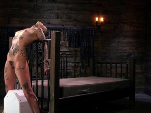 Soumise tatouée et ligotée baisée par une machine. Soumise tatouée