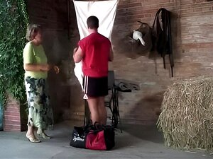 Mamie Martha reçoit de l'aide pour sa lessive