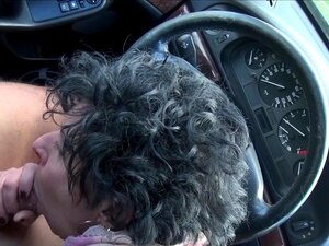 Un nouveau mec ramasse une vieille nana en voiture et la baise