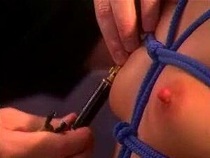 Pinces à seins et fessée