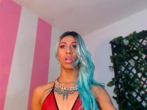 Voyez le meilleur travesti de la ville avec une grande surprise !
