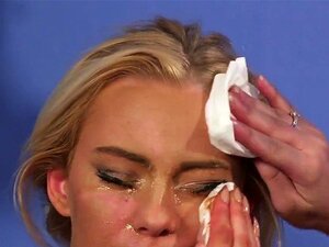 Poupée perverse reçoit une giclée de sperme sur le visage avalant