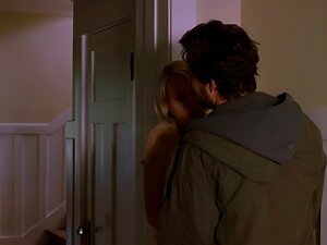 femme trompe son mari à l'étage. femme trompe son mari pendant qu'il