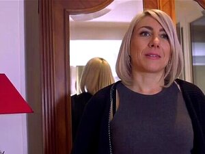 Julie se fait baiser le cul dans les toilettes avec une grosse bite